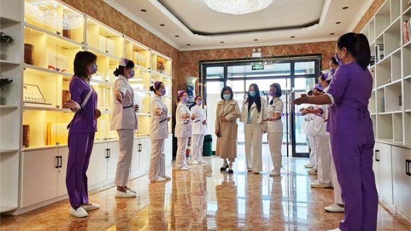 金牌育儿嫂与普通月嫂：育儿路上的专业与温暖